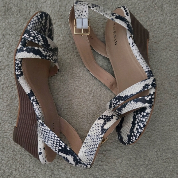 Torrid Snakeskin Wedges Size 7.5 Wide - Picture 1 of 4